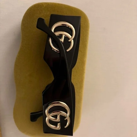 Gucci Black Sunglasses with Gold Logo - Picture 2 of 8